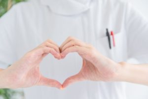 インビザラインと形状記憶アライナーはどう違いますか?
